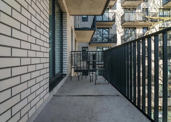 Botanic Gardens With Free Garage By Renters Vratislav